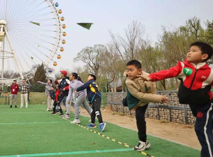 龙潭中湖公园举办纸飞机大赛，90余名不同年龄段选手参与