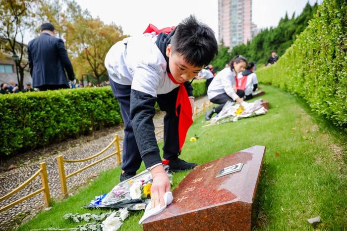 76处烈士纪念设施共同举行！今天，上海这样致敬先烈缅怀英雄