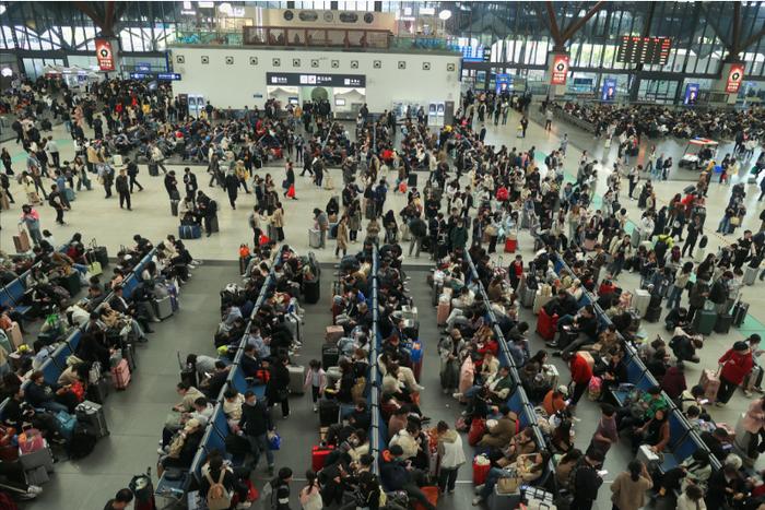 网传上海站安检口，有旅客相互推搡，起哄冲卡？铁路部门回应