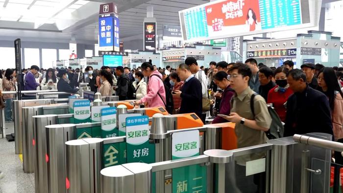 网传上海站安检口，有旅客相互推搡，起哄冲卡？铁路部门回应