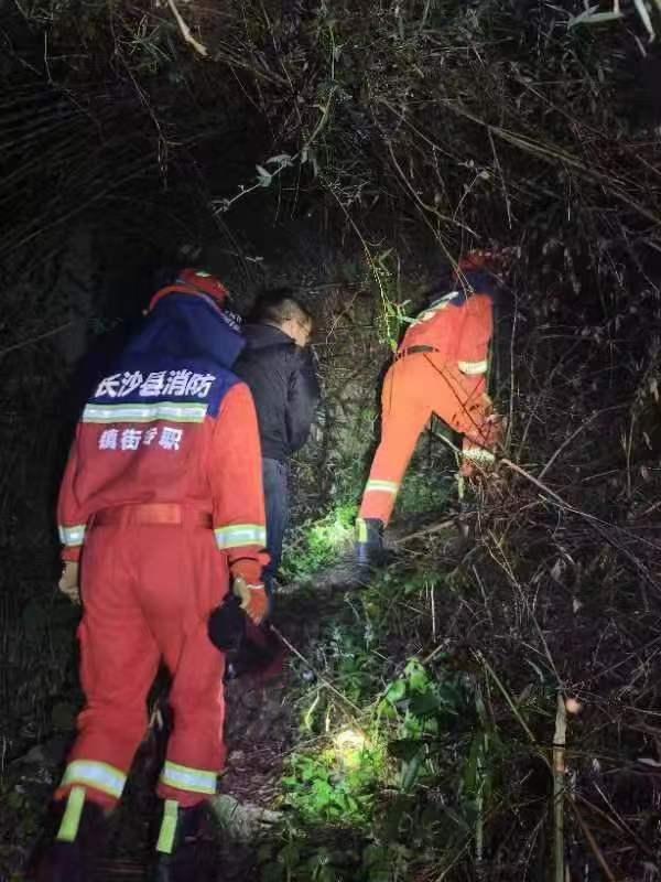 老人进山扫墓被困，救援队接力救出