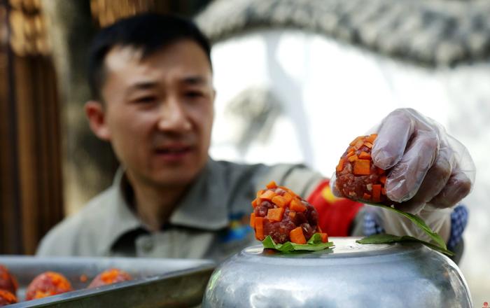 食物丰容新体验 奏响美食交响乐——济南动物园开展清明节动物丰容特色活动