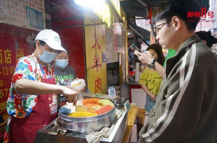 太好吃了！下雨天游客热情不减，柳州街头排起长队