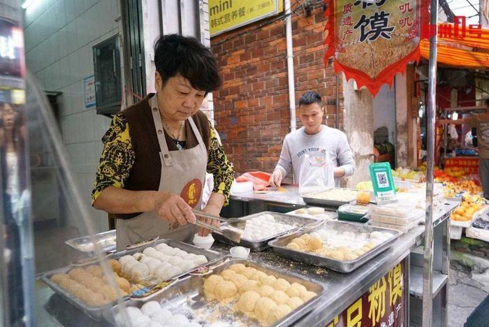 太好吃了！下雨天游客热情不减，柳州街头排起长队