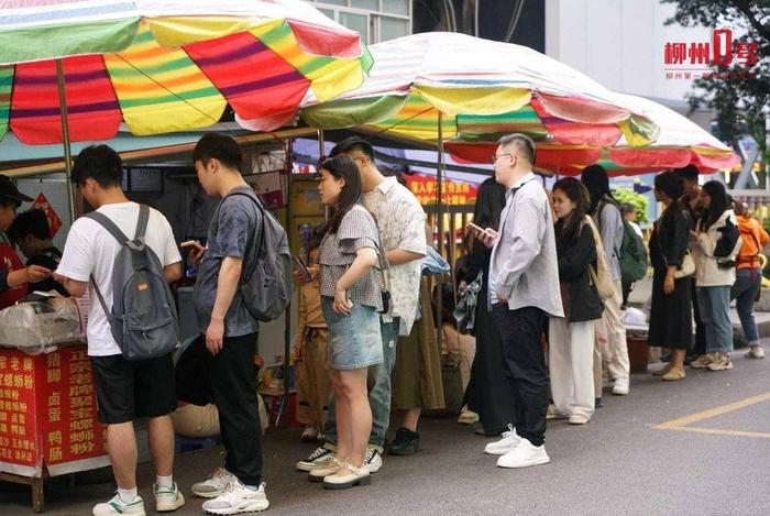 太好吃了！下雨天游客热情不减，柳州街头排起长队