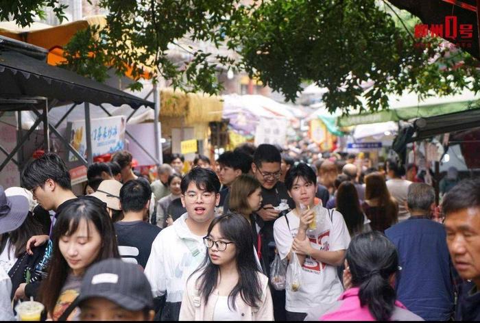 太好吃了！下雨天游客热情不减，柳州街头排起长队