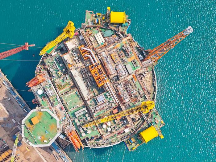 青岛：“海上油气加工厂”进行倾斜试验
