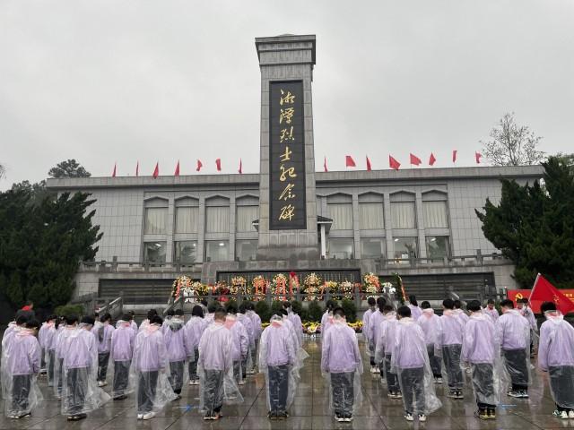 九华风车坪雅爱小学开展“清明祭英烈”活动