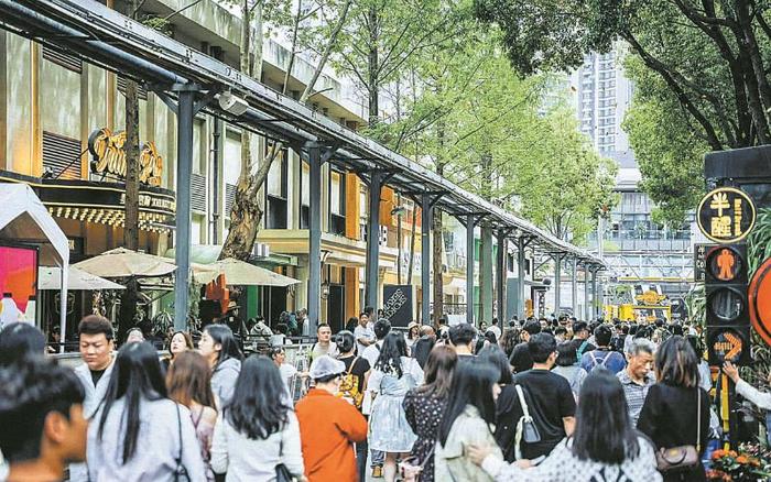 一天涌入游客近11万人次 成都传媒集团东郊记忆成“流量担当”