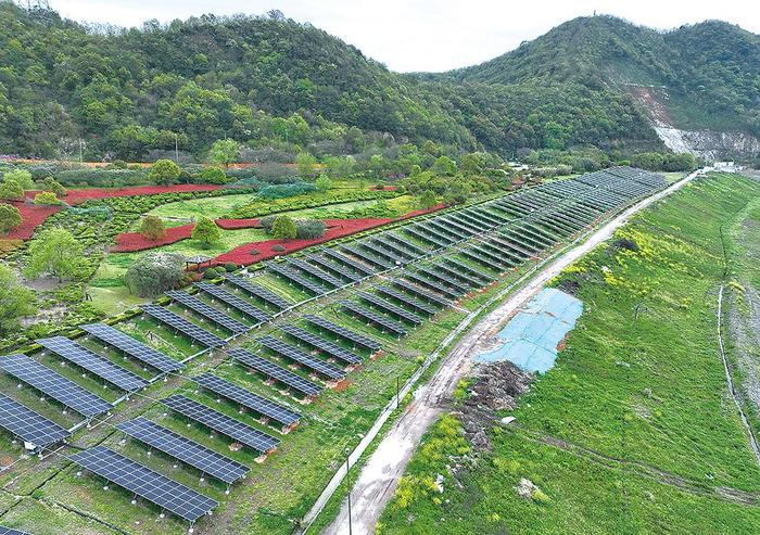 浙江省杭州市天子岭垃圾填埋场在使用近30年后封场进入生态复绿阶段