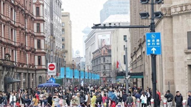 南京路商圈年轻客流占比四成，今年将呈现“空中打卡点”“百变取景框”场景