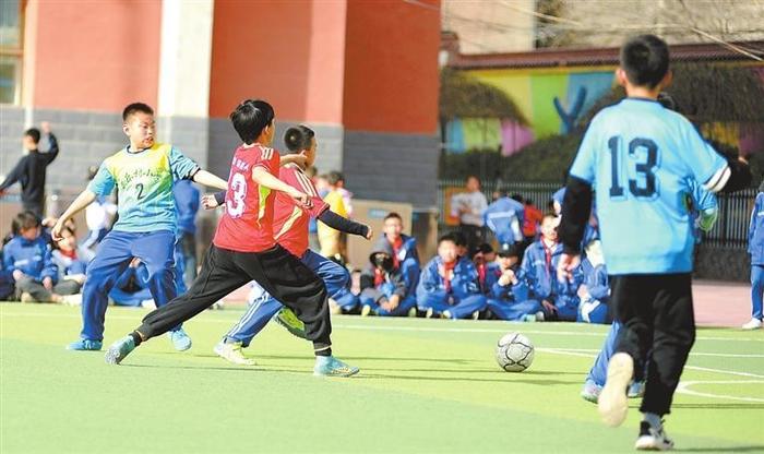 “足”够精彩 乐在“球”中  兰州市城关区安乐村小学足球联赛激发校园活力