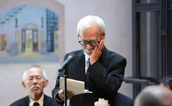 高畑勋葬礼上的宫崎骏,后景为铃木敏夫