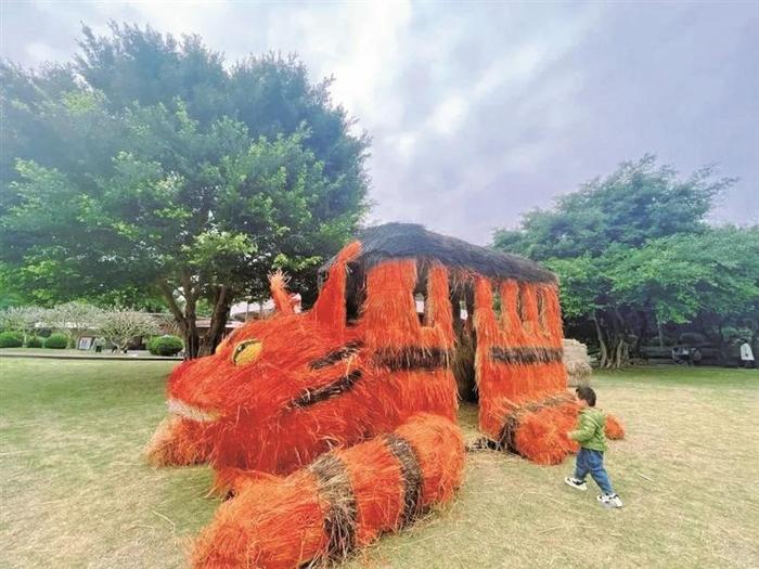 巨型稻草动漫形象亮相花星球 “新奇特”成为环太湖旅游带引流利器