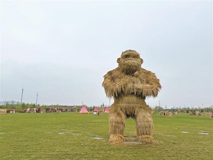 巨型稻草动漫形象亮相花星球 “新奇特”成为环太湖旅游带引流利器