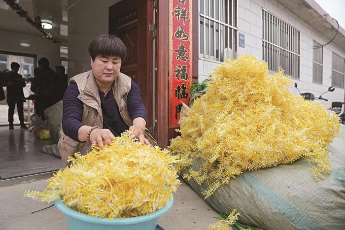 绢花在库区移民村“绽放”