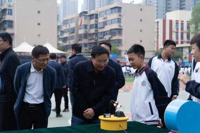 记西安市新城区第三十二届中小学“科技之春”宣传月活动暨西安市东方中学2024年校园科技周盛大开幕