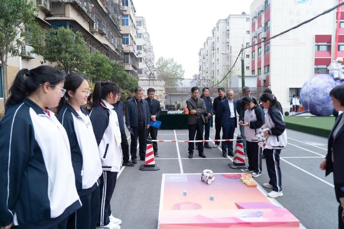 记西安市新城区第三十二届中小学“科技之春”宣传月活动暨西安市东方中学2024年校园科技周盛大开幕