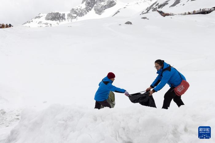 玉龙雪山海拔故事丨雪山·守护