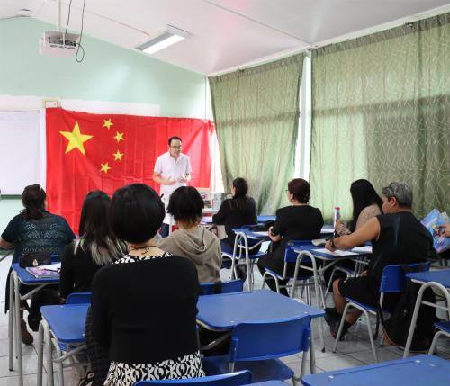 驻伊基克总领事傅新蓉出席伊基克华商联谊会中文学校与当地百年学校联合举办的中西文教学班开班仪式