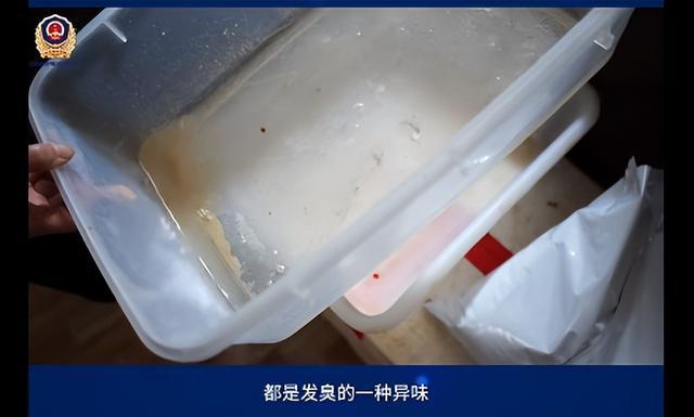 这家“叫了只炸鸡” 的后厨令人作呕：腌肉余料发臭，食材和拖把放一起！官方出手！