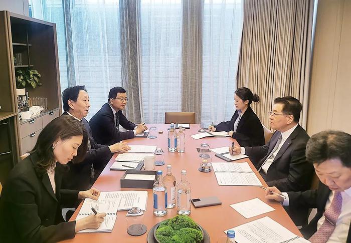河钢集团董事长于勇与韩国浦项控股CEO张仁和，伦敦举行会谈！