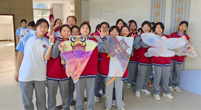 辰龙春约 风筝话春意 巧手绘纸鸢 郑州市树人外国语学校南校区开展手绘风筝主题活动