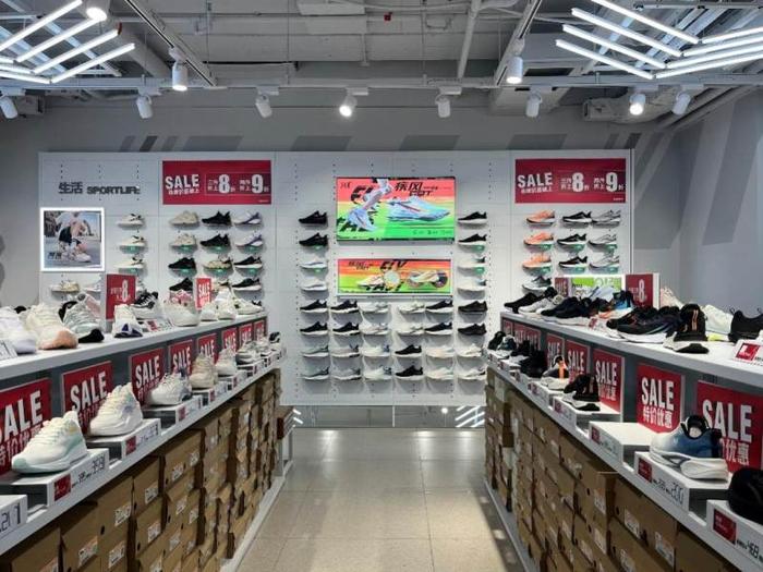 361度线下店跑鞋区 蓝鲸财经记者王涵艺摄