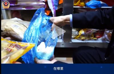 这家“叫了只炸鸡” 的后厨令人作呕：腌肉余料发臭，食材和拖把放一起！官方出手！