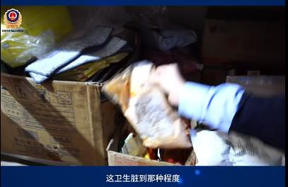 这家“叫了只炸鸡” 的后厨令人作呕：腌肉余料发臭，食材和拖把放一起！官方出手！