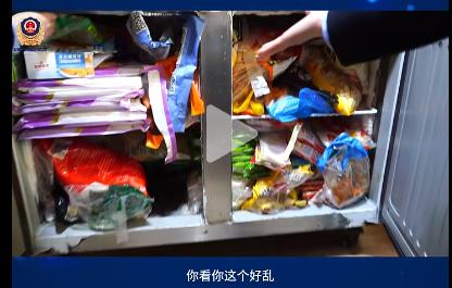 这家“叫了只炸鸡” 的后厨令人作呕：腌肉余料发臭，食材和拖把放一起！官方出手！