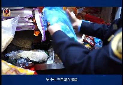 这家“叫了只炸鸡” 的后厨令人作呕：腌肉余料发臭，食材和拖把放一起！官方出手！