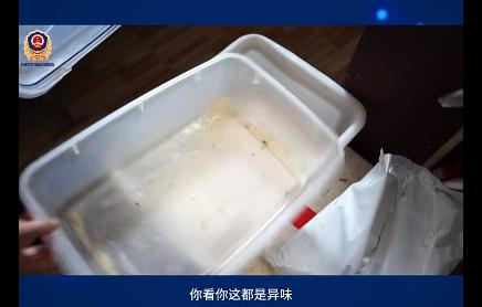 这家“叫了只炸鸡” 的后厨令人作呕：腌肉余料发臭，食材和拖把放一起！官方出手！