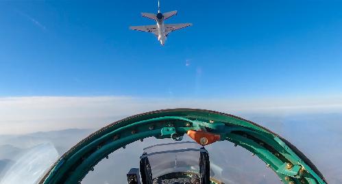 海军航空大学某团新一批舰载战斗机飞行学员完成首次单飞训练