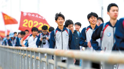 鄂南高中开展第三届远足研学活动 用脚步丈量梦想