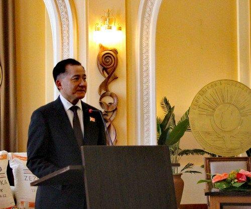 驻马达加斯加大使季平宣布使馆向马“加马内”飓风灾区捐赠紧急救灾食品