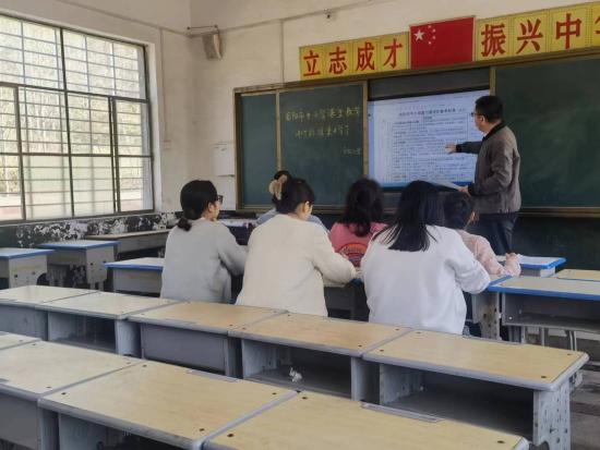 西峡县重阳镇云台小学组织全体教师进行课堂评价标准集中学习