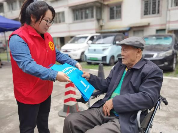 广西柳州市市场监管局利用传统民族节日开展普法宣传活动