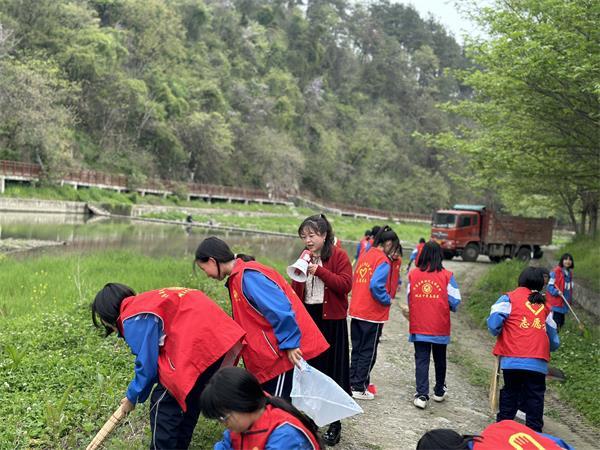 竹溪县城关中学组织师生开展河道清理志愿服务活动