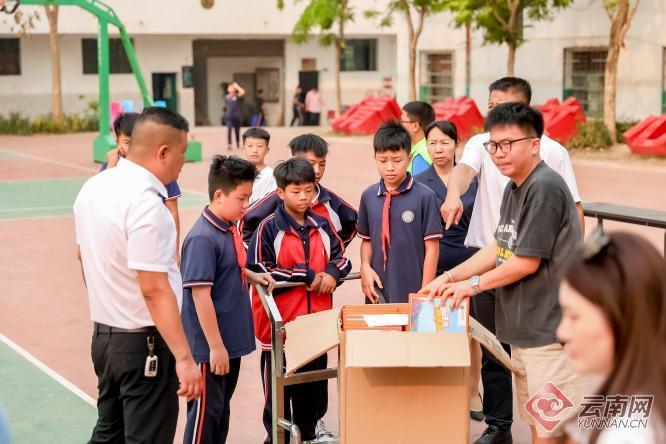 共青团昆明市委联合爱心团队到磨憨中心小学开展物资捐赠活动