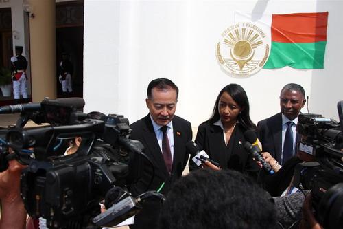 驻马达加斯加大使季平宣布使馆向马“加马内”飓风灾区捐赠紧急救灾食品