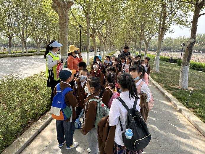 走进葡萄种植基地，探寻民族工业发展 ——西安市浐灞第二十一小学研学旅行