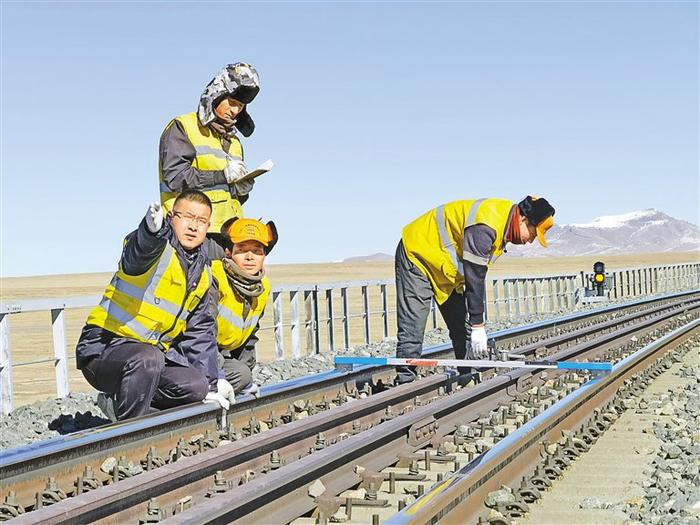 雪域天路养护人——记2023年度西藏工匠获得者高钱胜