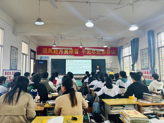 西峡县丹水二中与丹水一中开展历史学科校际交流活动