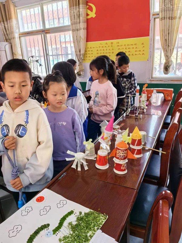 淅川县第三小学教育集团香花校区浩溪中心小学开展了学生科学小制作展评活动