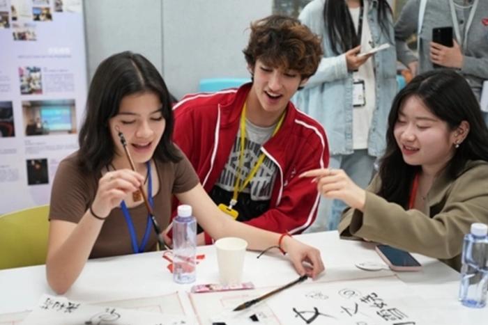 感受汉语文化魅力!美国高中师生来西安欧亚学院参观交流