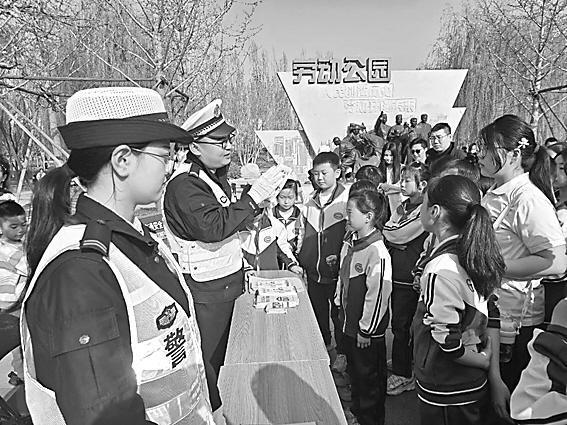 固安县公安交警大队走进固安劳动公园开展“美丽乡村行”巡回宣讲活动