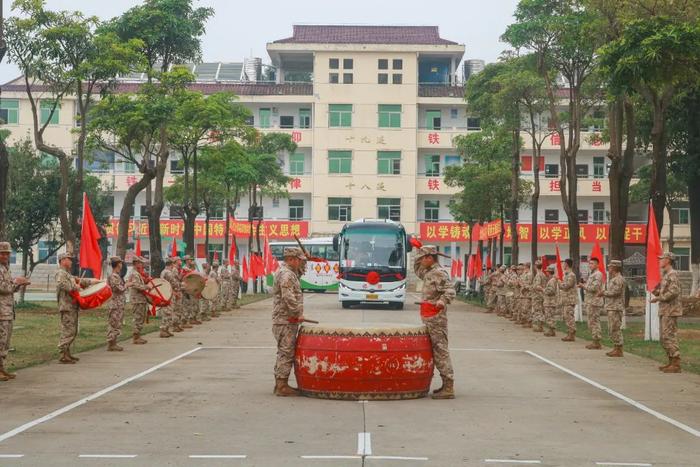 吃“扎根面”，种梦想“胶囊”，新兵又被暖到了……