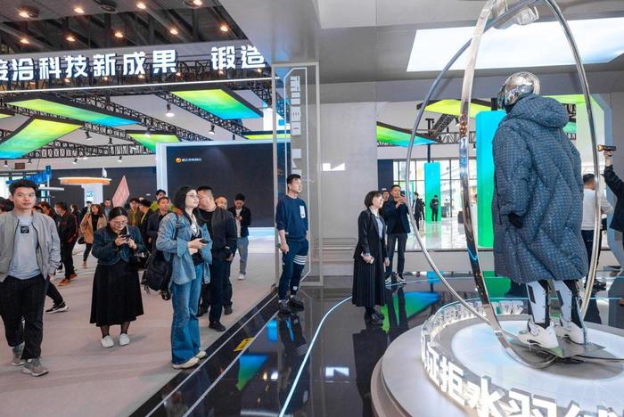 △科洽会现场吸引超3万名专业观众观展,利郎展厅人潮涌动