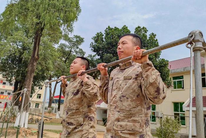 吃“扎根面”，种梦想“胶囊”，新兵又被暖到了……